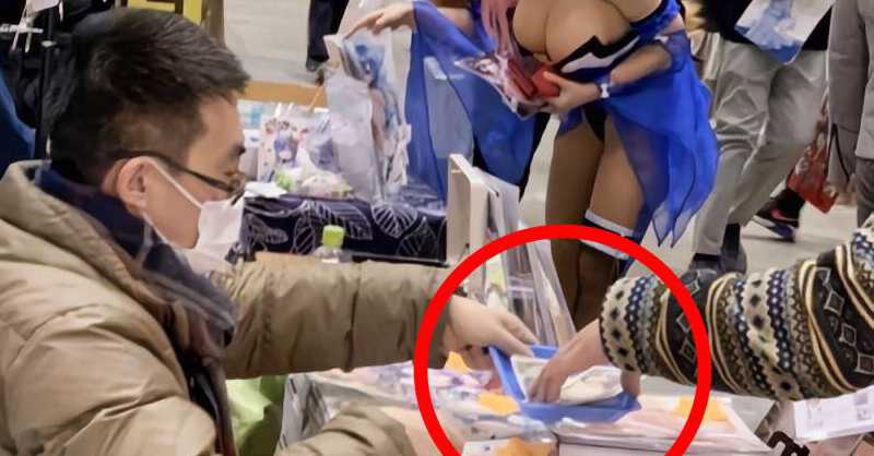 Cosplayer Boobs become Hot Topic