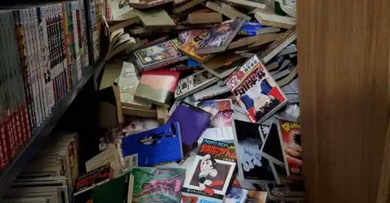 Manga Collection Destroys Otaku Bookshelf