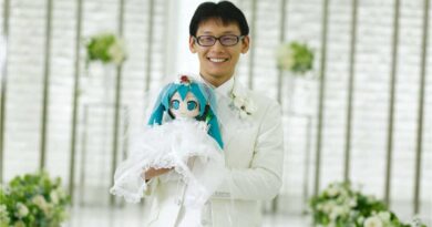 Miku's Husband Tells People to Differentiate between Reality and Fiction